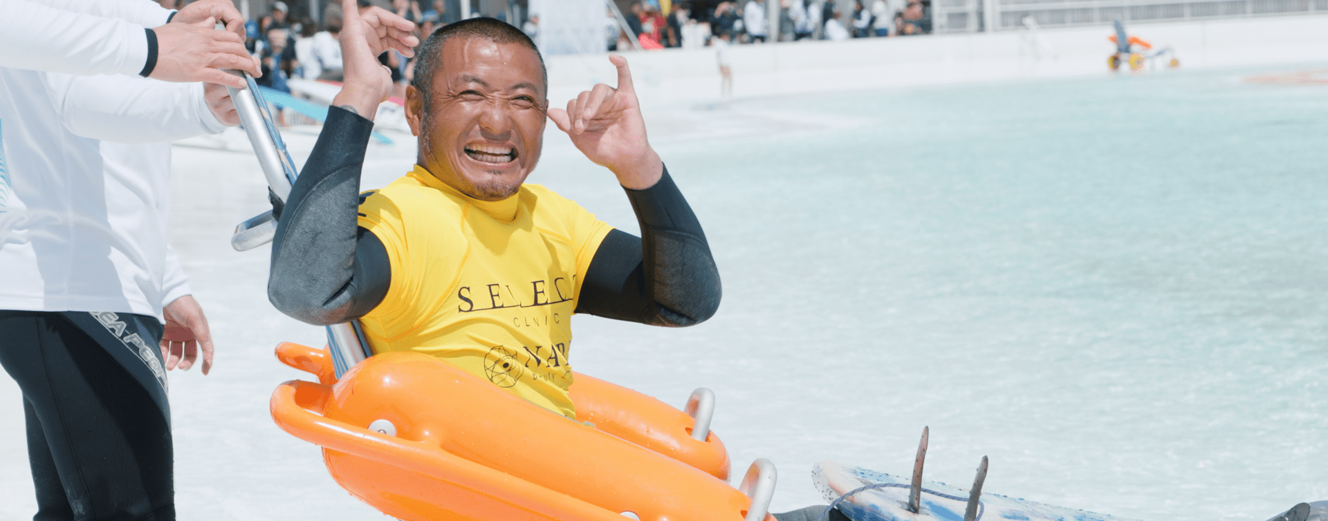 会場で腕を上げてカメラに向かって笑顔を見せてくれる日本代表小林征郁選手